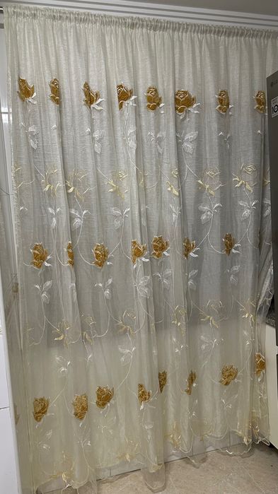 Cortinas, tule em bom estado,
como novo 2 tipos 
Long 2,4
Larg2,65