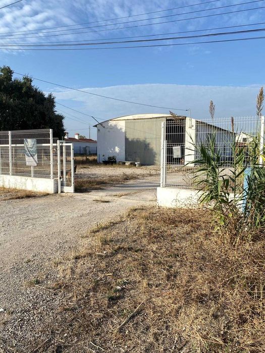 Arrenda-se Armazem com 200m2, em Benavente