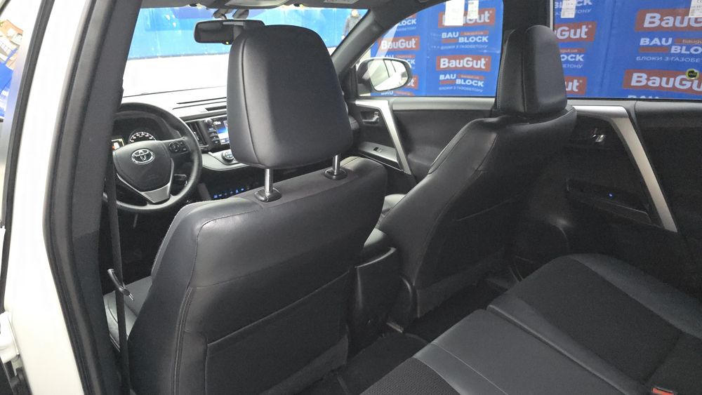 Продам офіційний Toyota Rav4