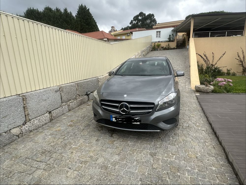 Mercedes A180 com 98600 km reais.