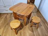 Drewniany stolik z taboretami