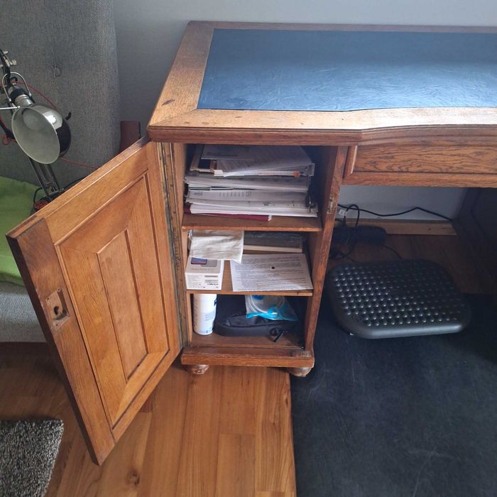 stare biurko z klimatem