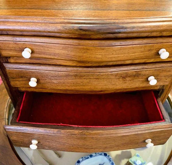 Pequena Cómoda Guarda Joias em Pau Santo