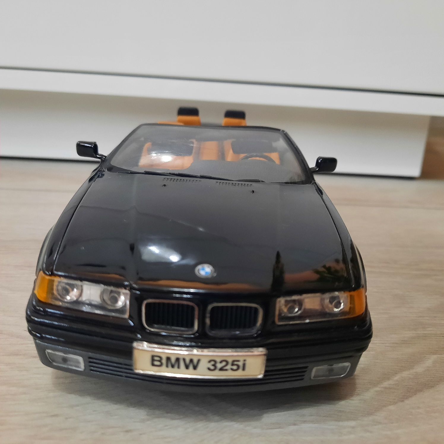 Auto Samochód Kolekcjonerski BMW 325i Convertible 1993 Maisto 1:18