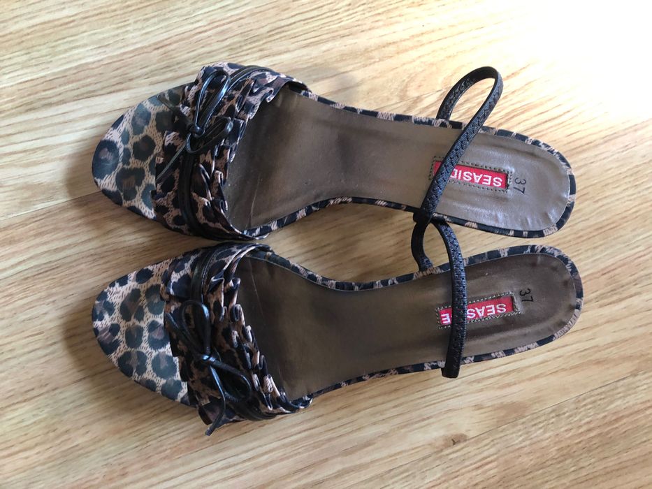 Sandálias padrão animal