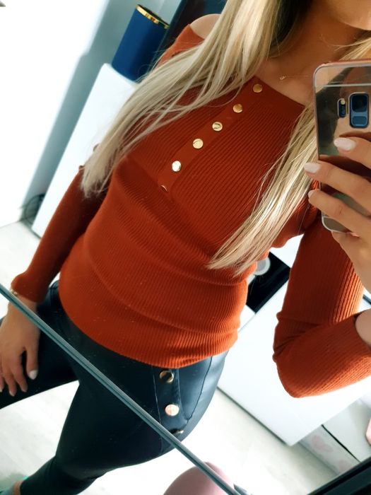 Sweterek ceglasty rudy złote guziki dekolt łódka prążki prążkowany