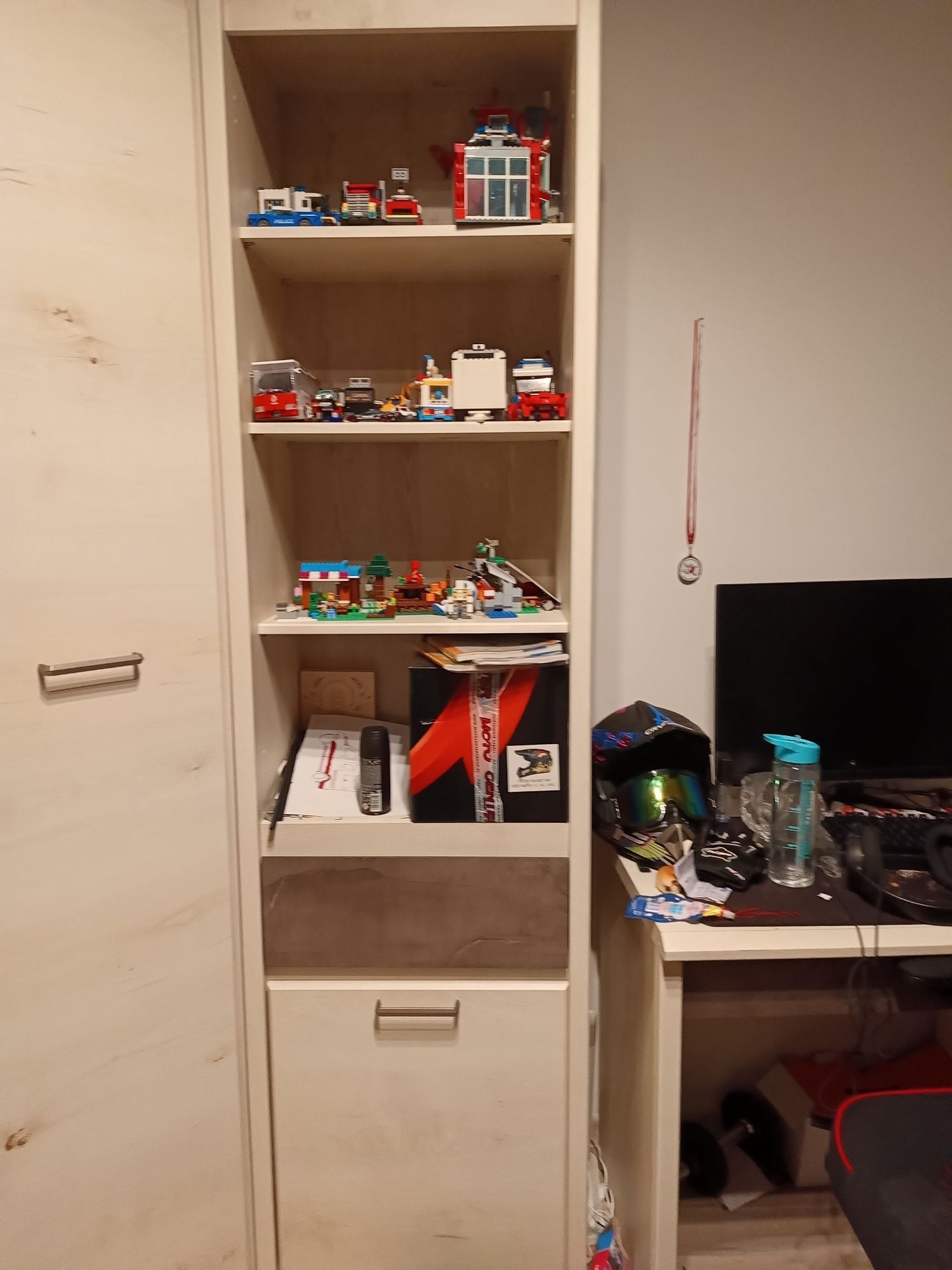 Komplet mebli młodzieżowych z łóżkiem