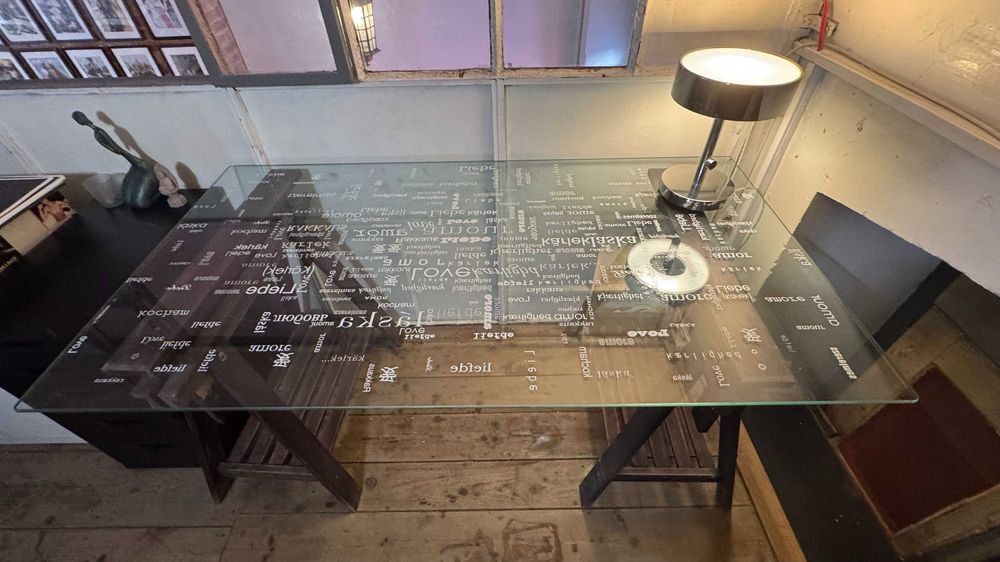 Mesa de vidro com base em madeira