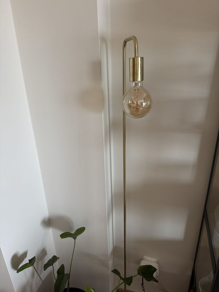 Candeeiro de pé dourado