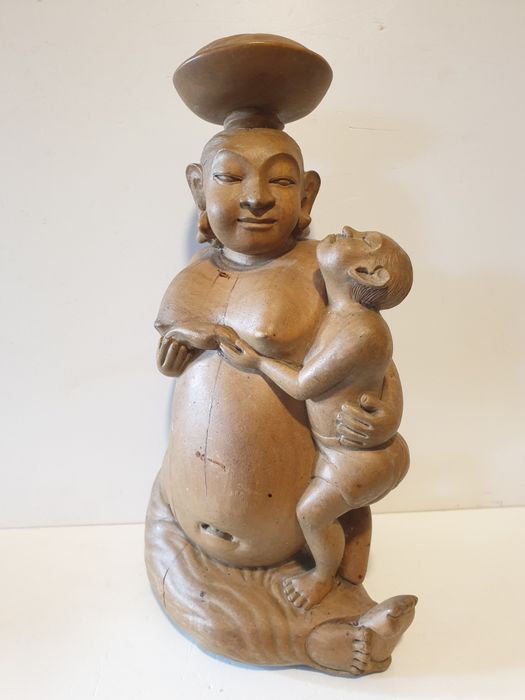 Antiga e rara escultura de Mãe Buda em madeira esculpida