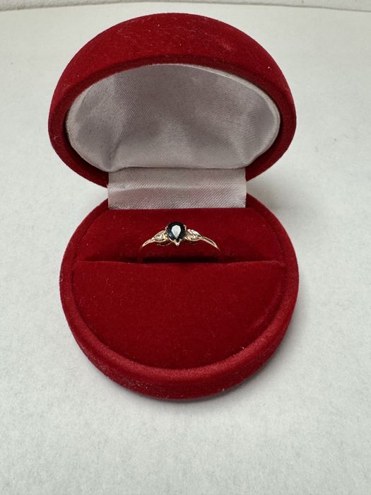 Золота каблучка 585 проби з сапфіром і діамантами