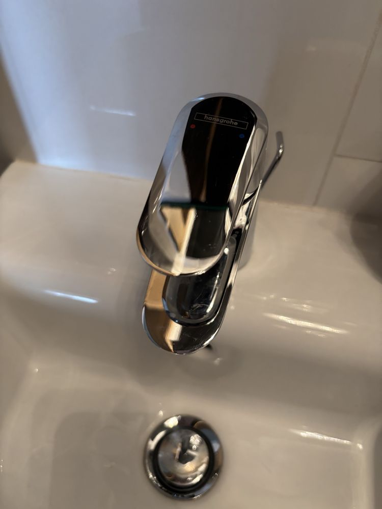 Bateria umywalkowa hansgrohe, szafka, umywalka roca