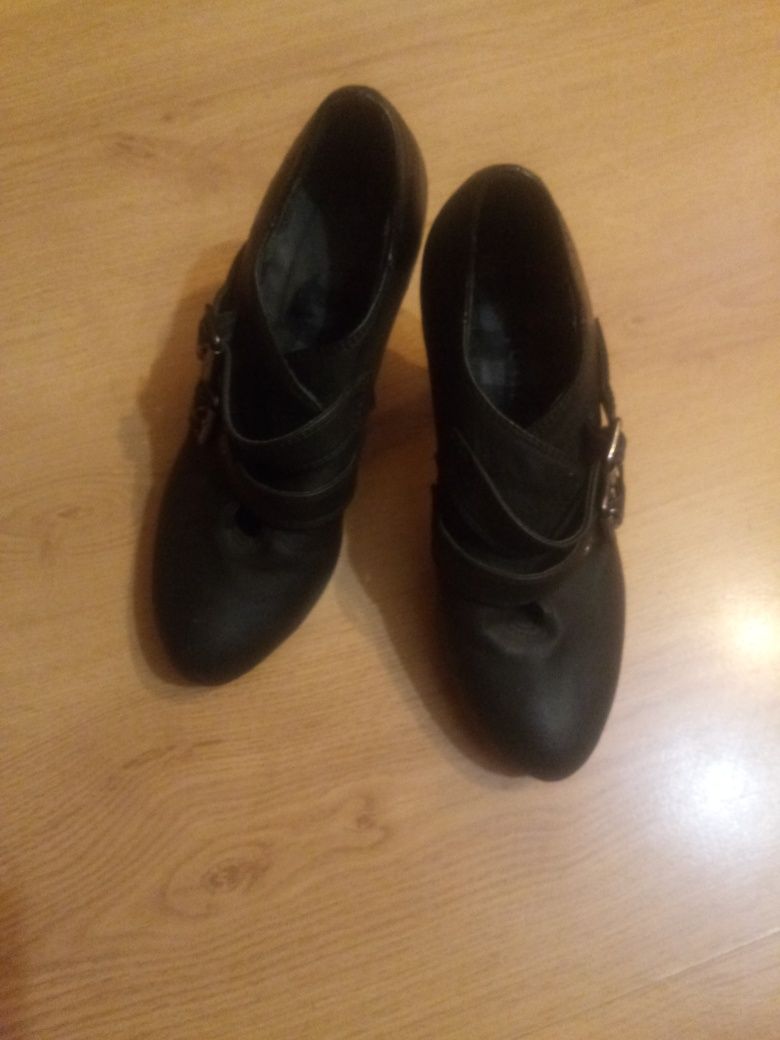 Buty na obcasie czarne Rozmiar 37 ze sklepu Deichmann