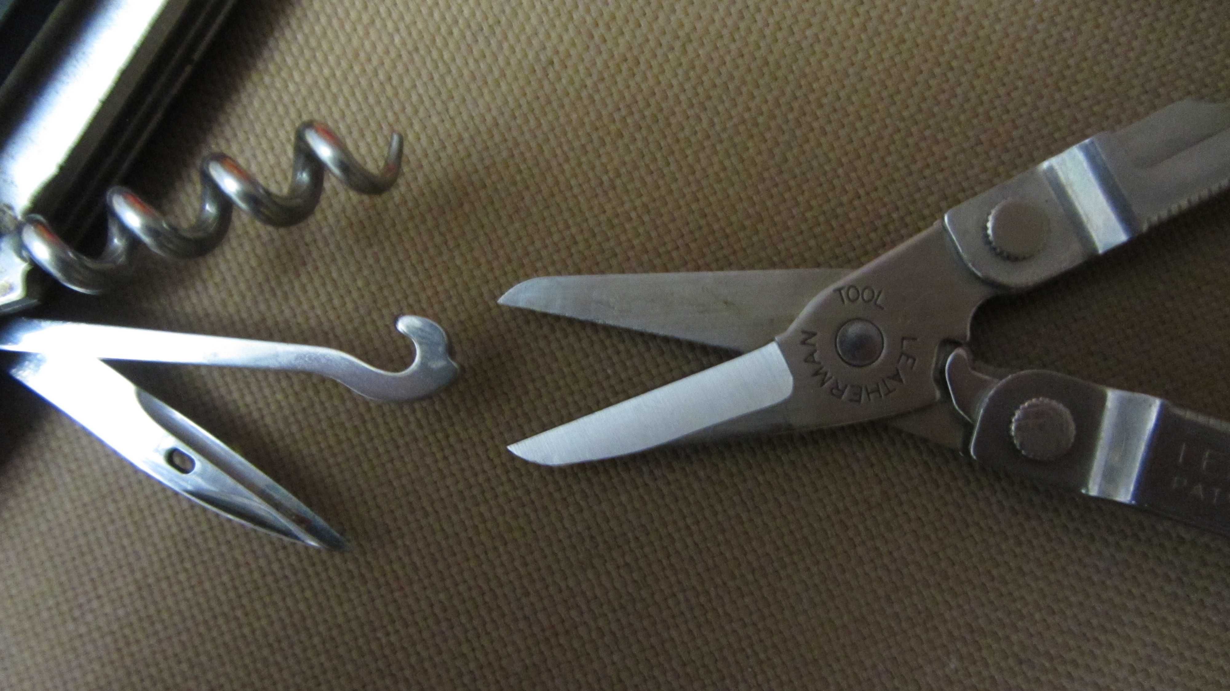 Мультитул Leatherman Micra & Victorinox Huntsman.