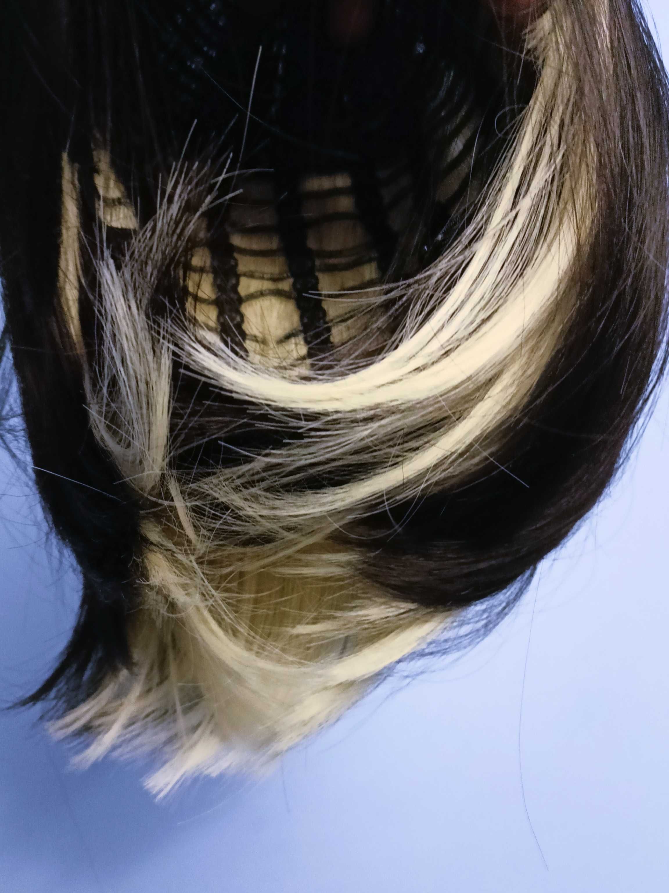 Krótka dwuwarstwowa czarna blond peruka bob