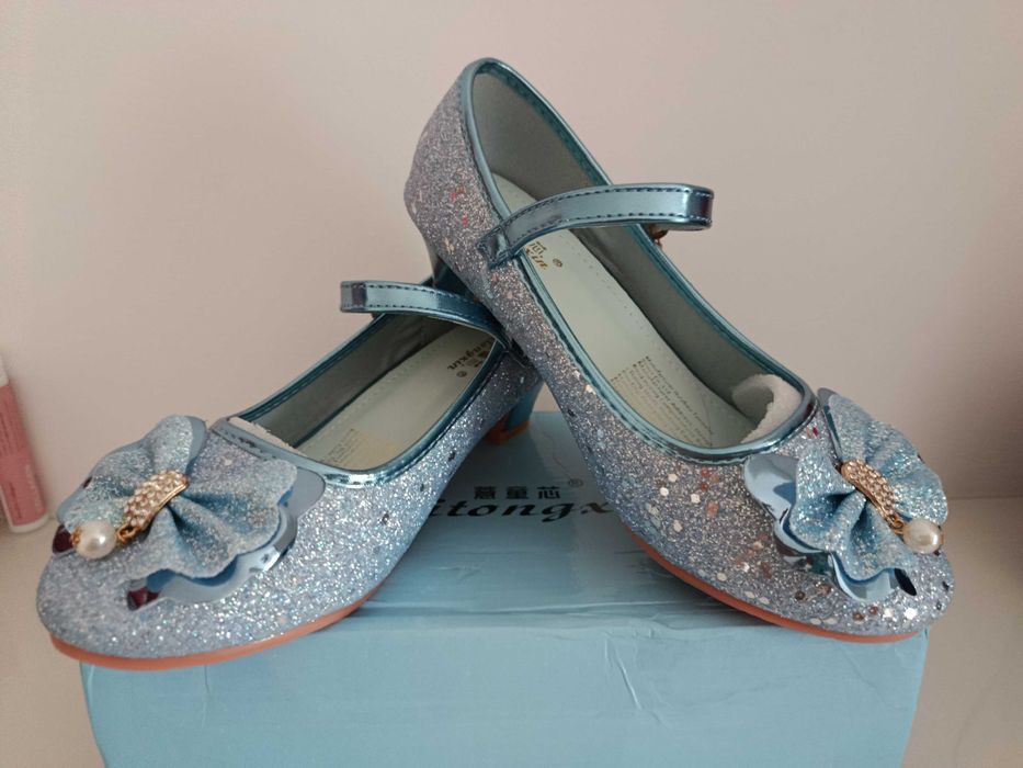 Buty księżniczki dla dziewczynki na małym obcasie