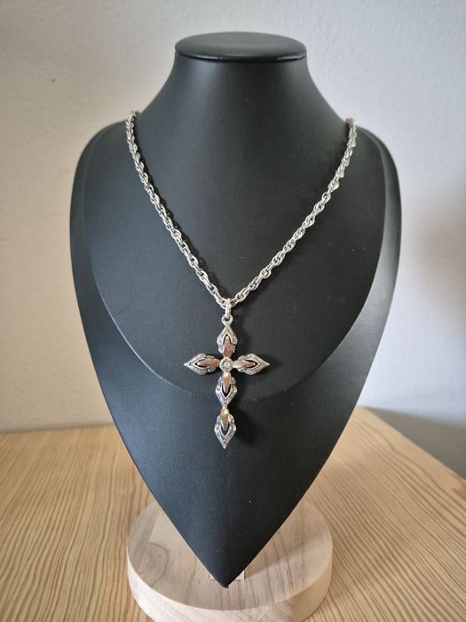 Fio  em prata de lei com cruz preta ouro