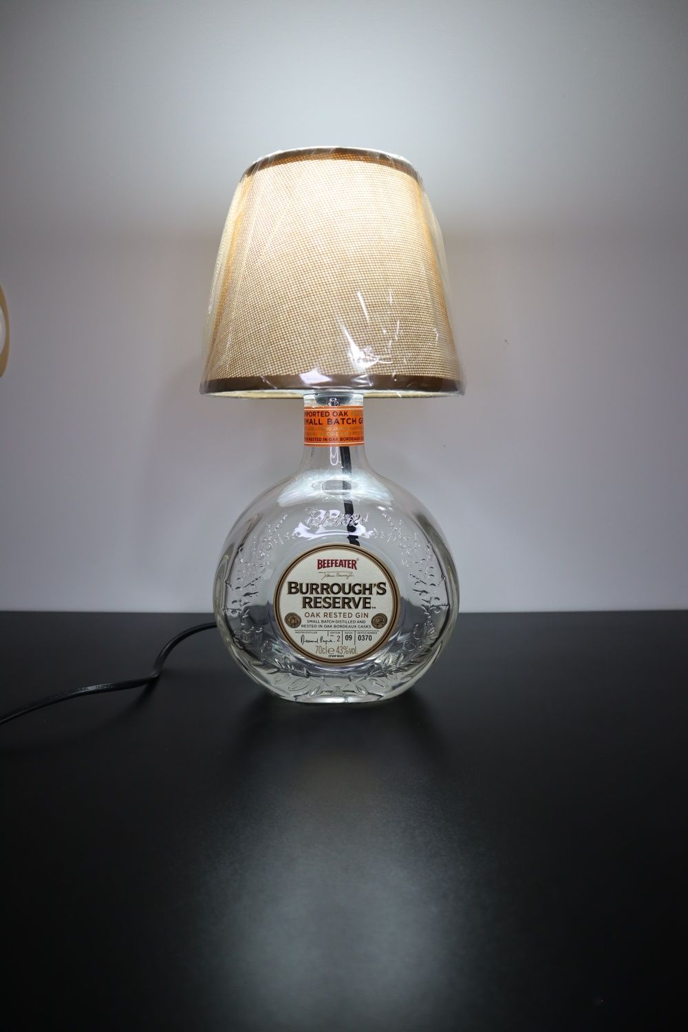 Candeeiro com garrafa de Burrough's Reserve