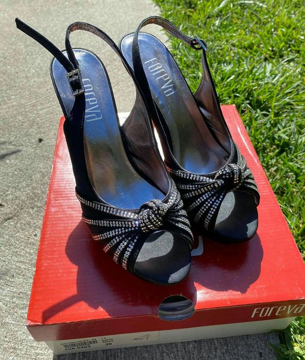 Sapatos de salto alto em cetim da marca Foreva