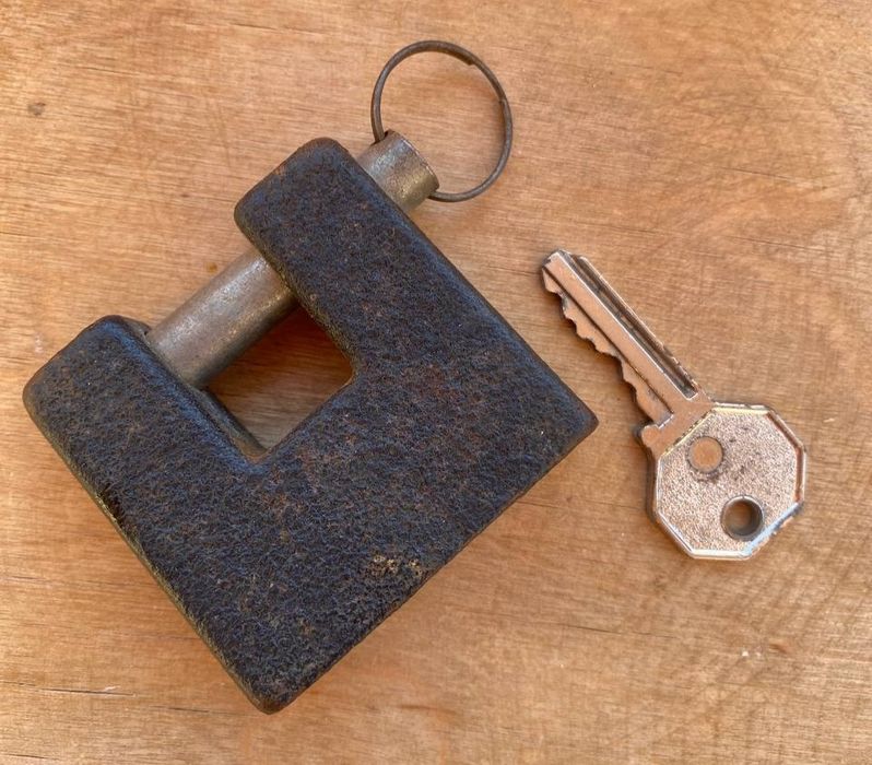 Замок навісний .