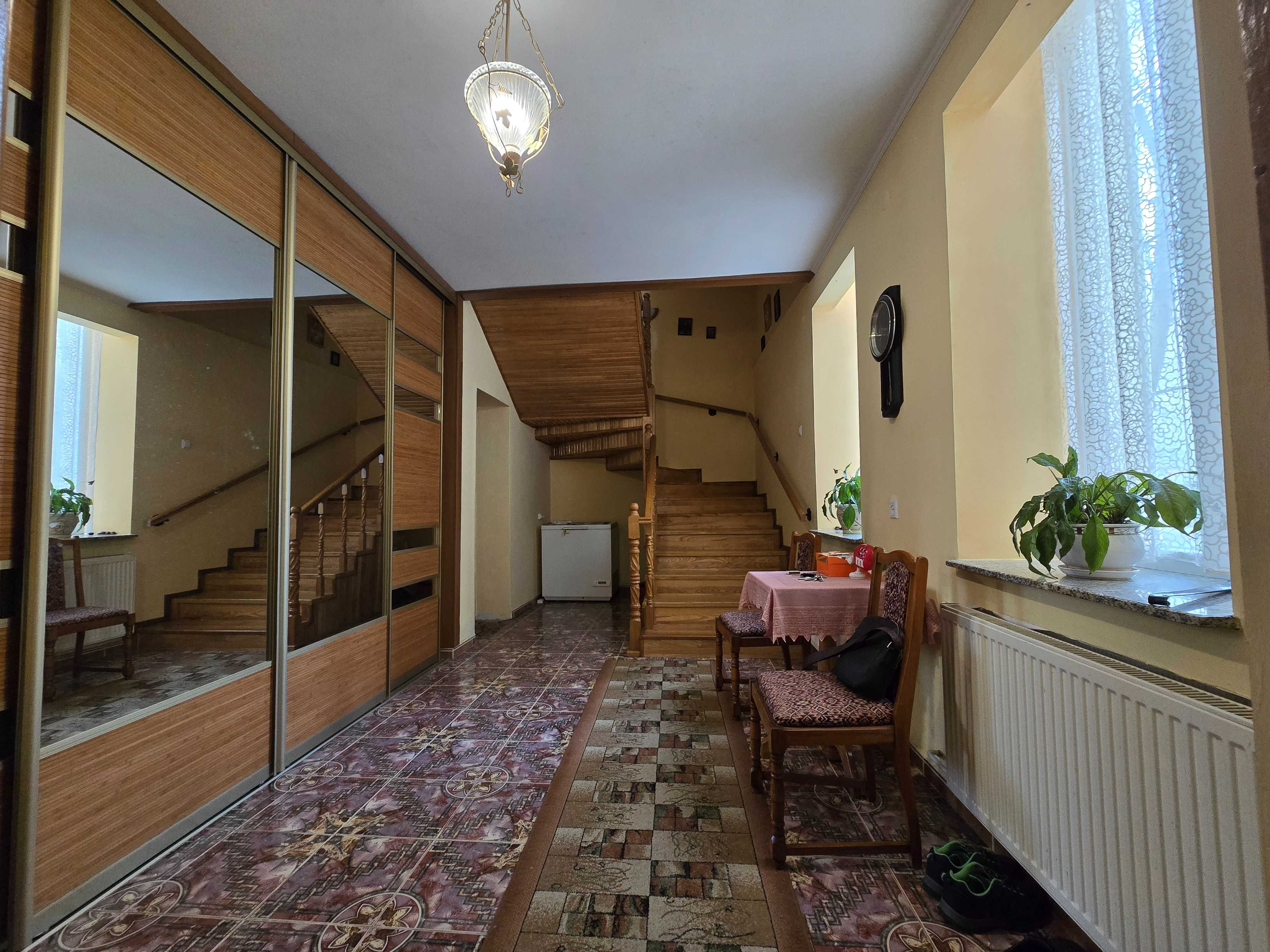 Продаж Білогорща. 2 будинки із 2 ділянками.