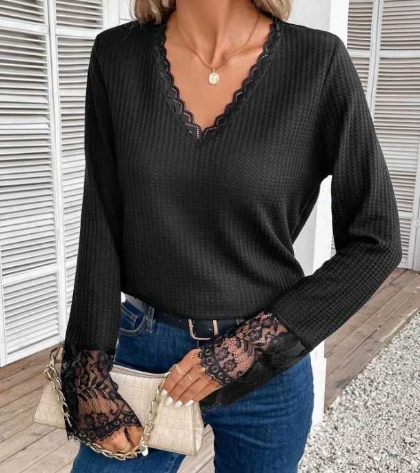 Luźna bluzeczka sweterek z koronką na rękawach i dekolt w serek