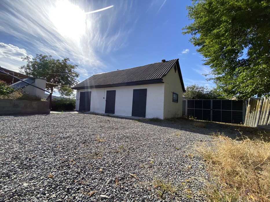 Будинок з двома спальнями в який можна заїхати одразу