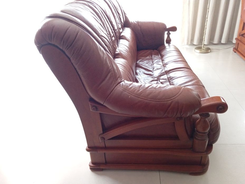 Conjunto de sofá e dois cadeirões em pele