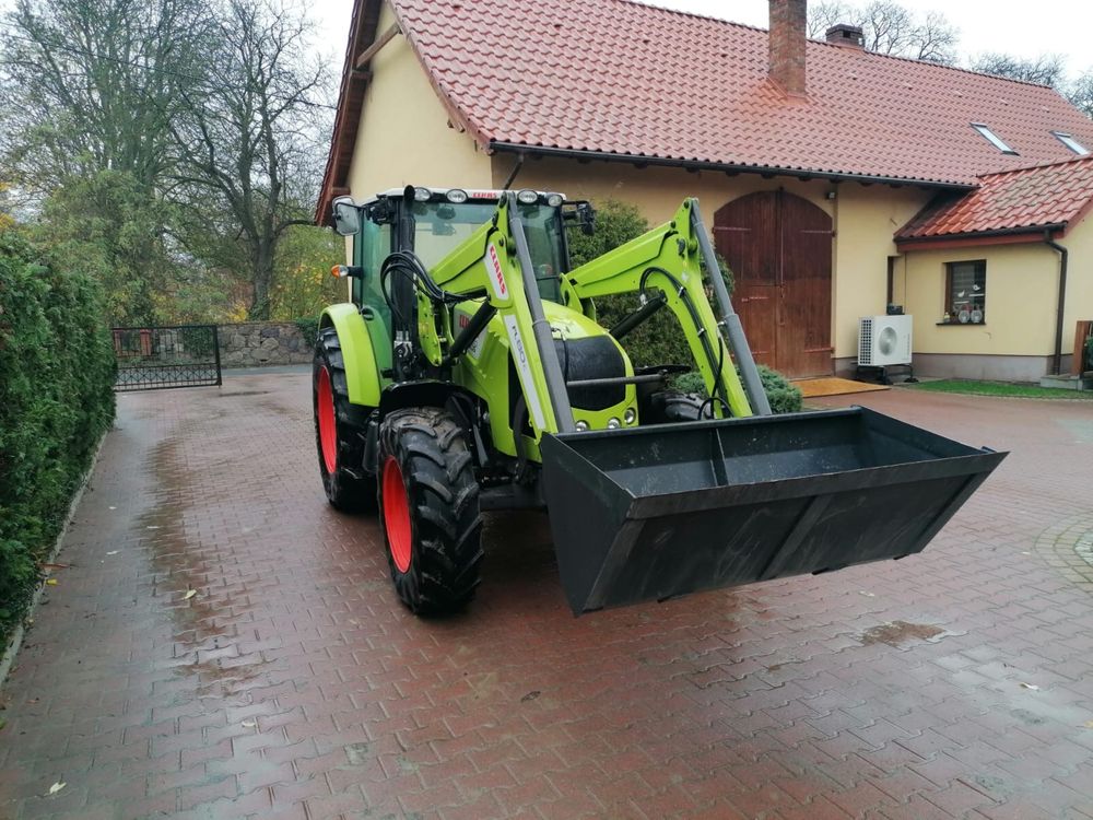 Claas Axos 310 z ładowaczem