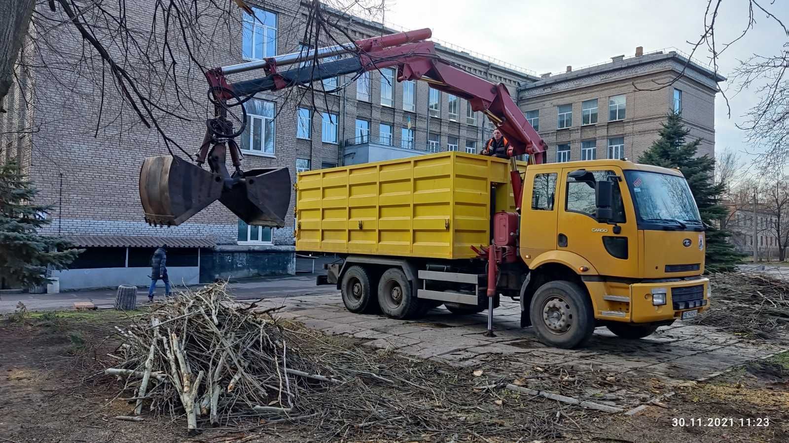 Самосвал FORD 23 т с кран-манипулятором до 10т и грейферным ковшом.