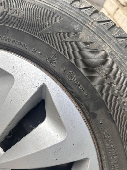 Шини на металевих дисках, зимові. Bridgestone, 215/70 R16