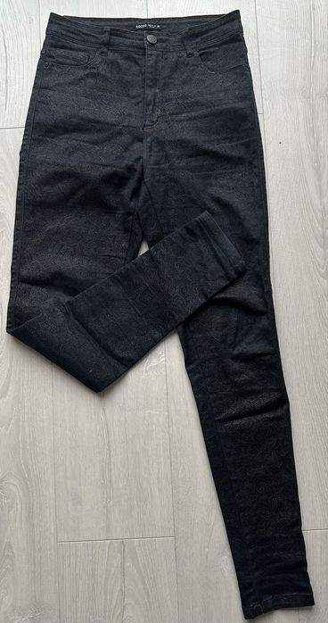 Spodnie czarne jeansy ze złotym zdobieniem