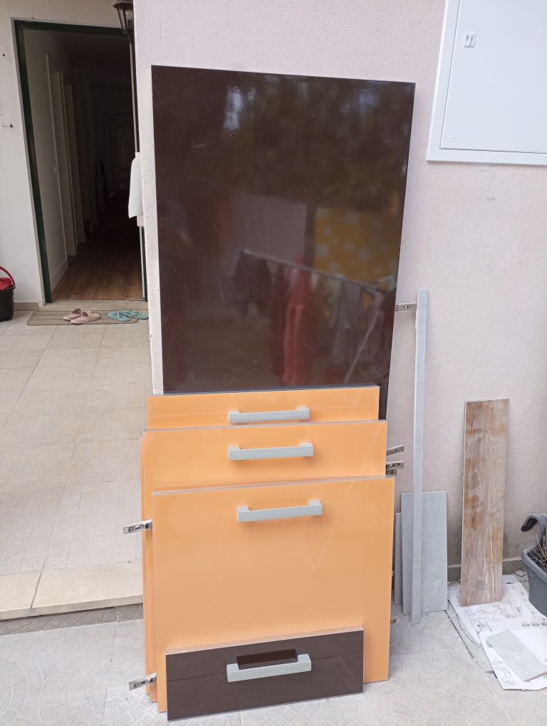 Portas, gavetas de cozinha e 2 armários suspensos