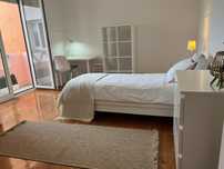 Quarto rapariga estudante com varanda