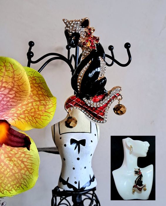 Metalowa broszka damska