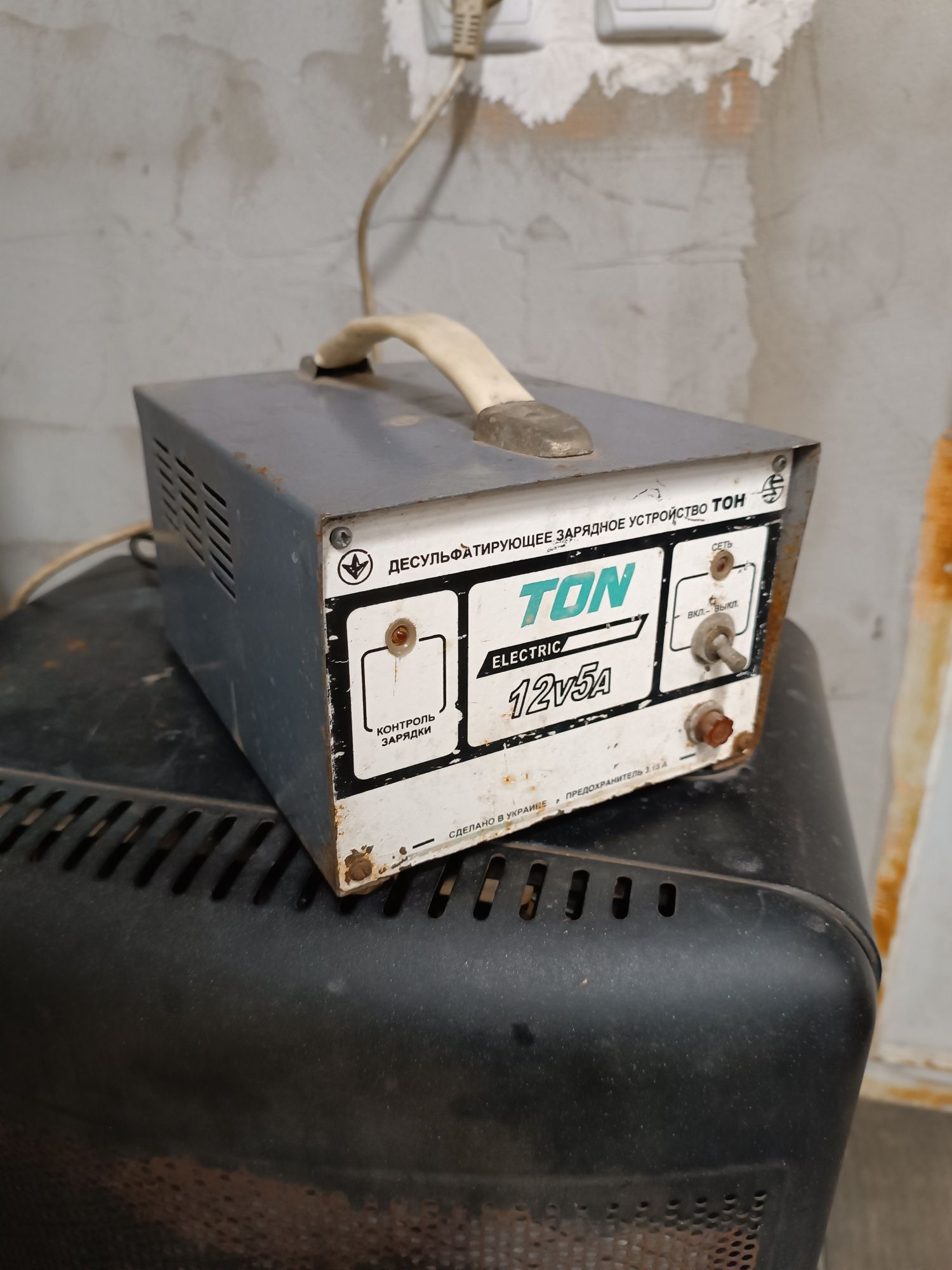 Зарядний пристрій для акумуляторів ТОН 12В 5А часів СРСР