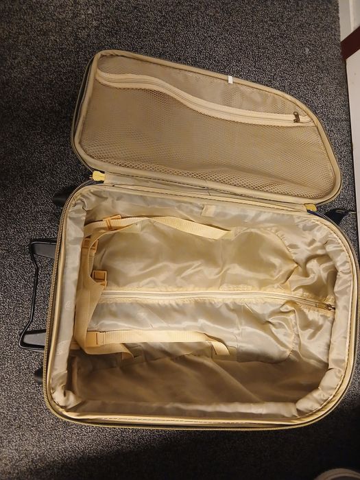 Дорожня валіза на колесах