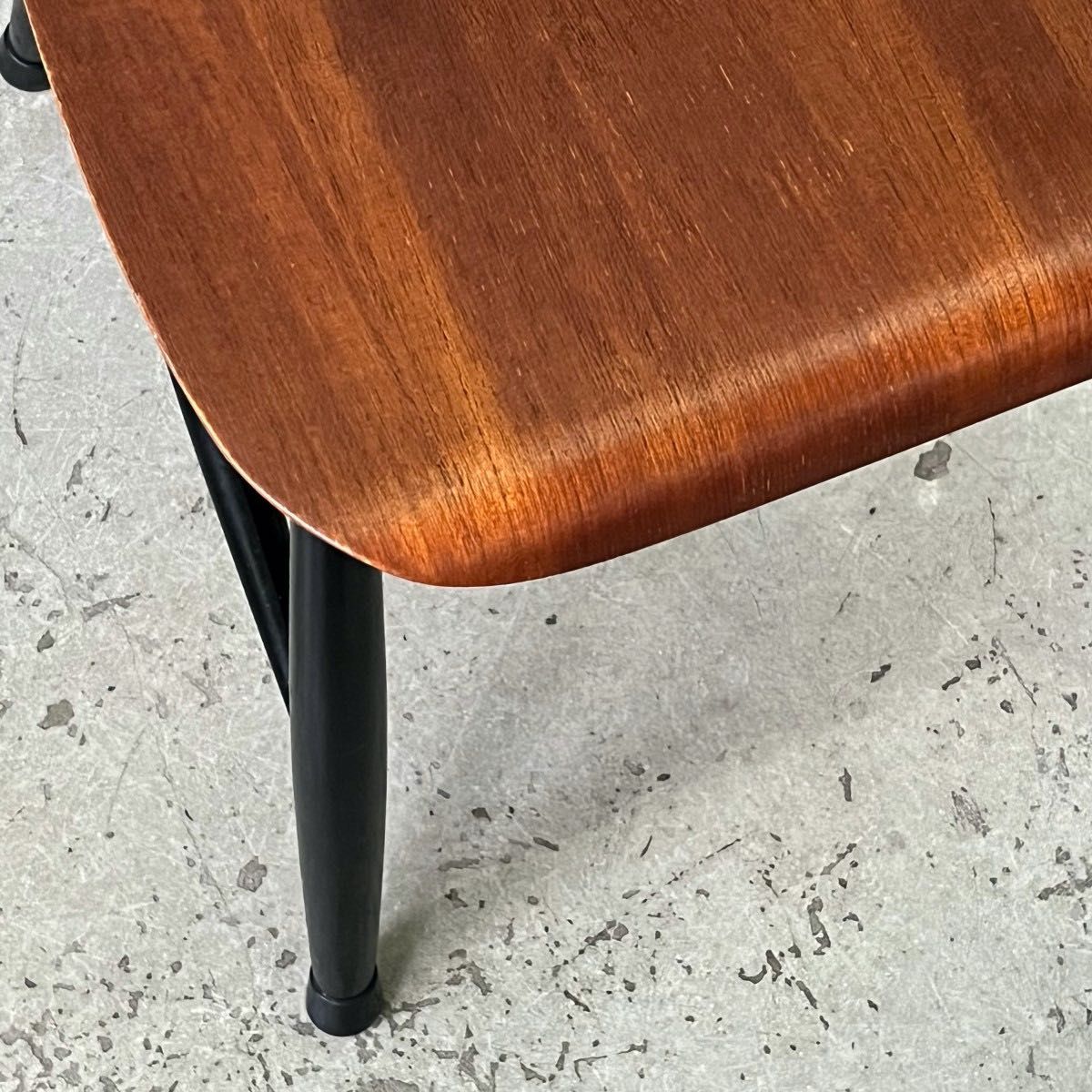 Drewniane  czarne krzesła szczebelkowe