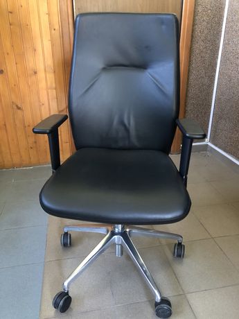 Крісло офісне шкіряне хромоване