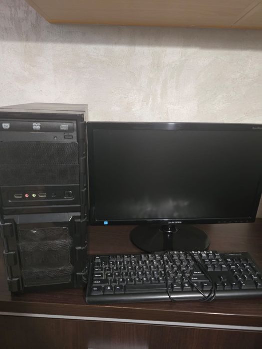 Komputer stacjonarny wraz z monitorem