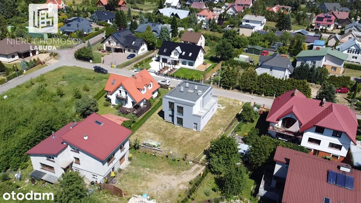 Nowoczesny dom z garażem i dużym ogrodem