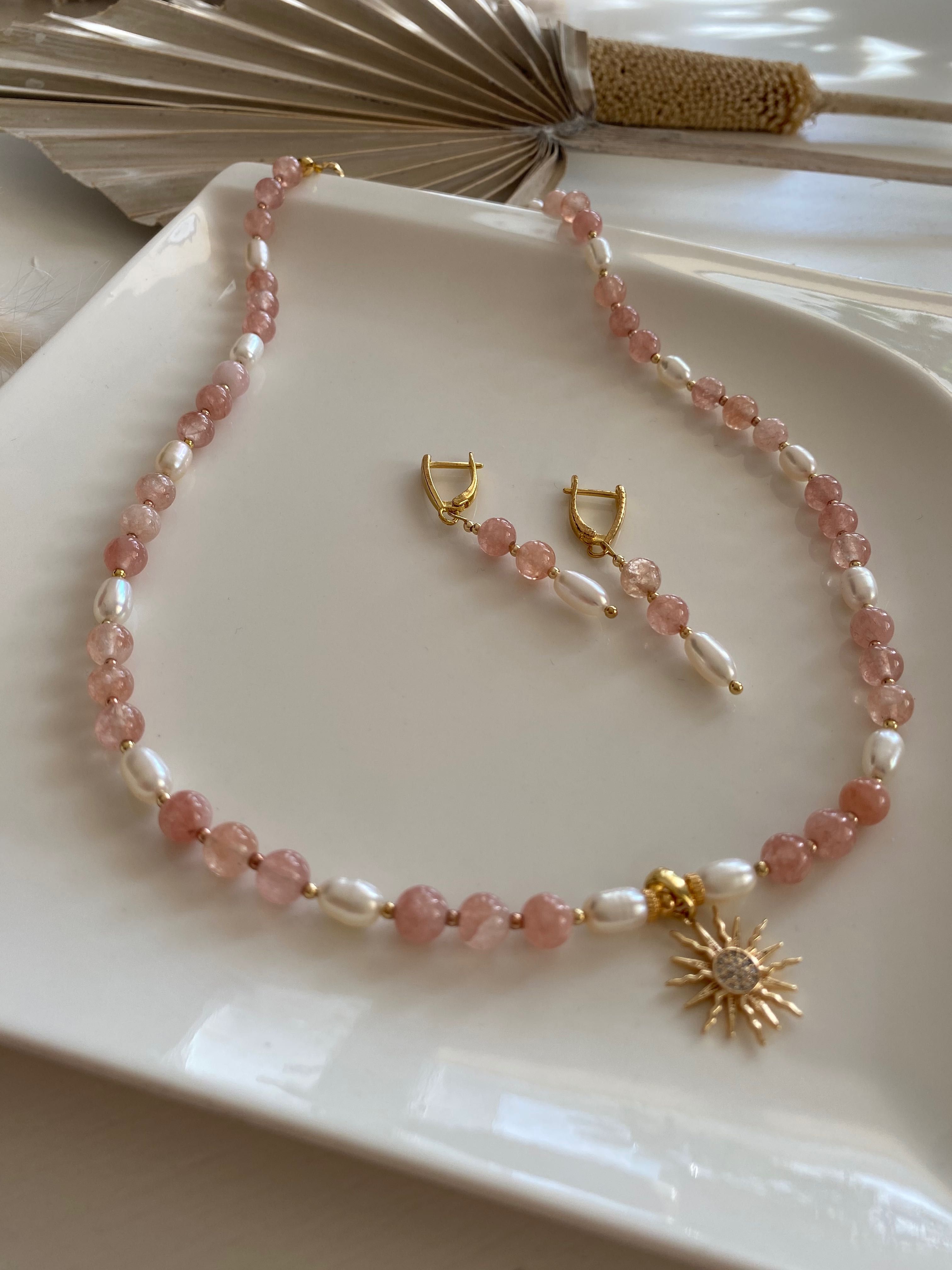 Naszyjnik i kolczyki wykonane z pereł i różowego agatu