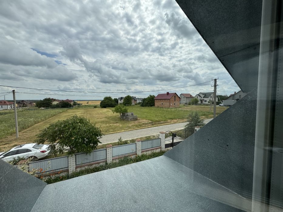 Продаж житлового будинку з землею