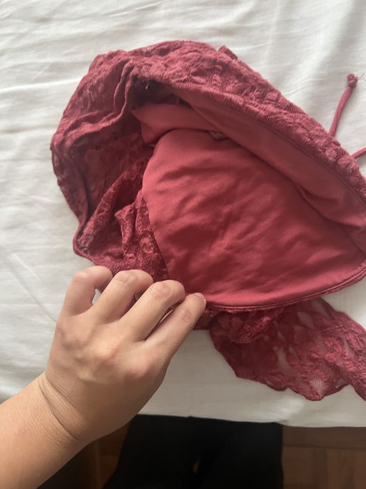 Top vermelho de renda