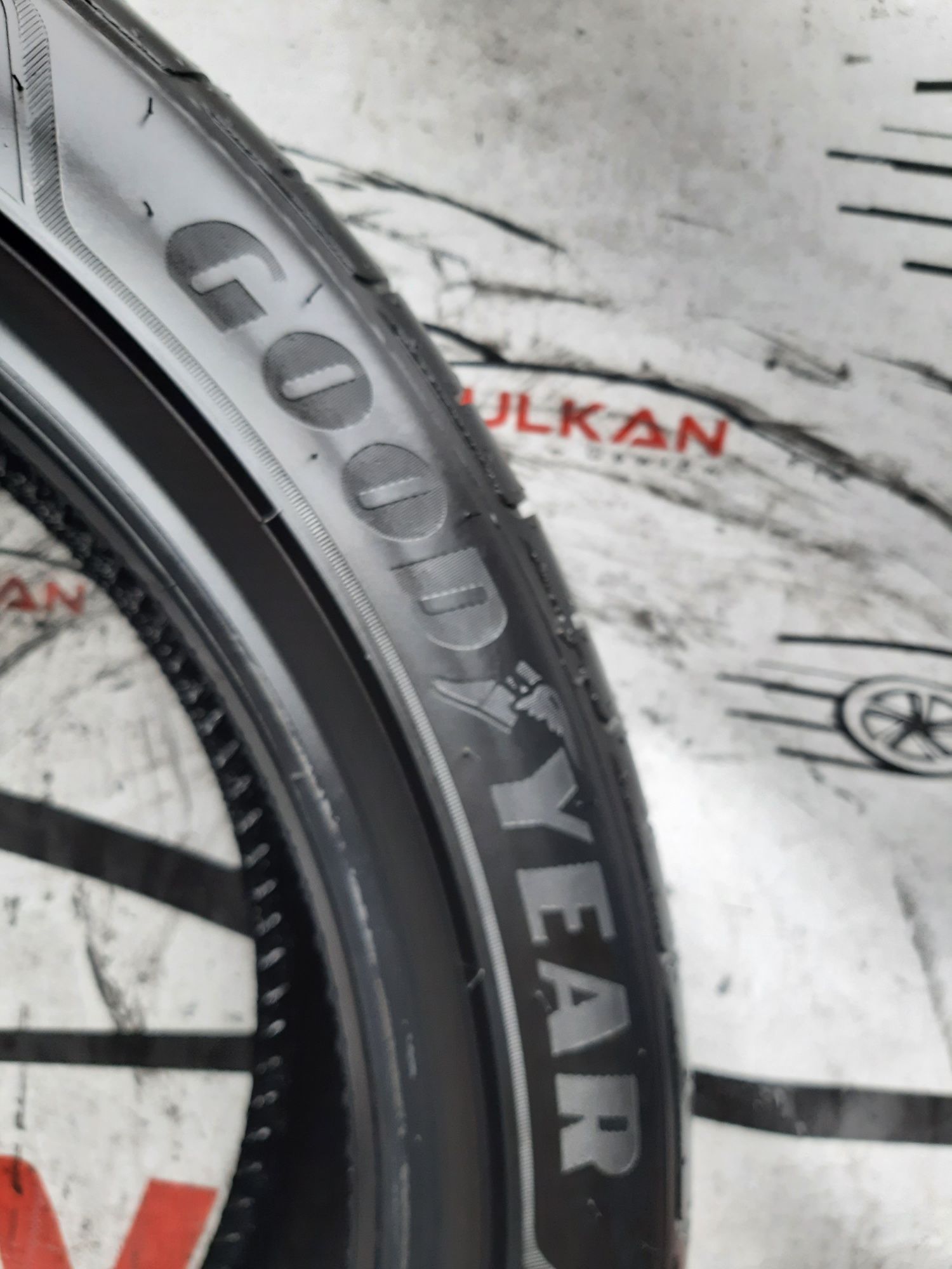 215/45r20 95T Goodyear EfficientGrip Performance