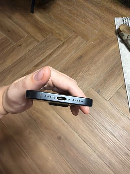 Iphone 15 pro black titanium 256GB 85% z oryginalnym etui apple