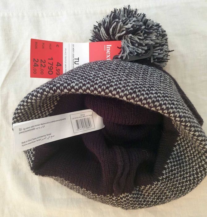 Czapka czarna z ozdobą w kratkę i pomponem