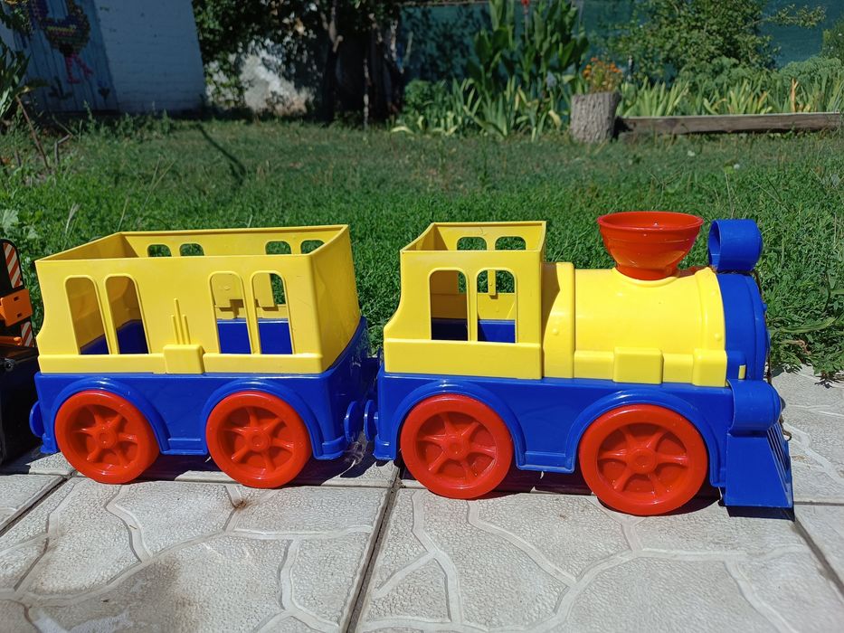 Продам машинки пластикові