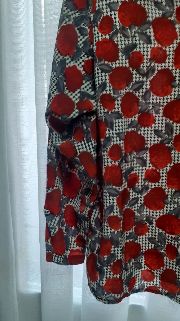Blusa camiseiro tamanho m / l lindo cinzento  bordaux e preto