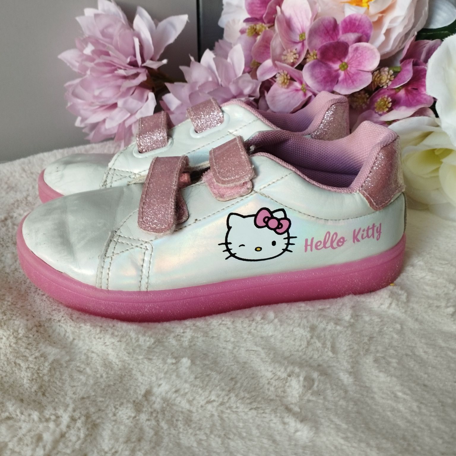 Biało-różowe adidasy Hello Kitty na rzepy, rozmiar 29